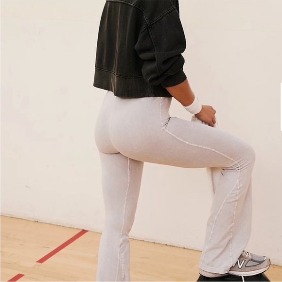 NWOT Free People Good Karma Flare Leggings. Ice Gray XS/S (0-6) - Picture 2 of 6